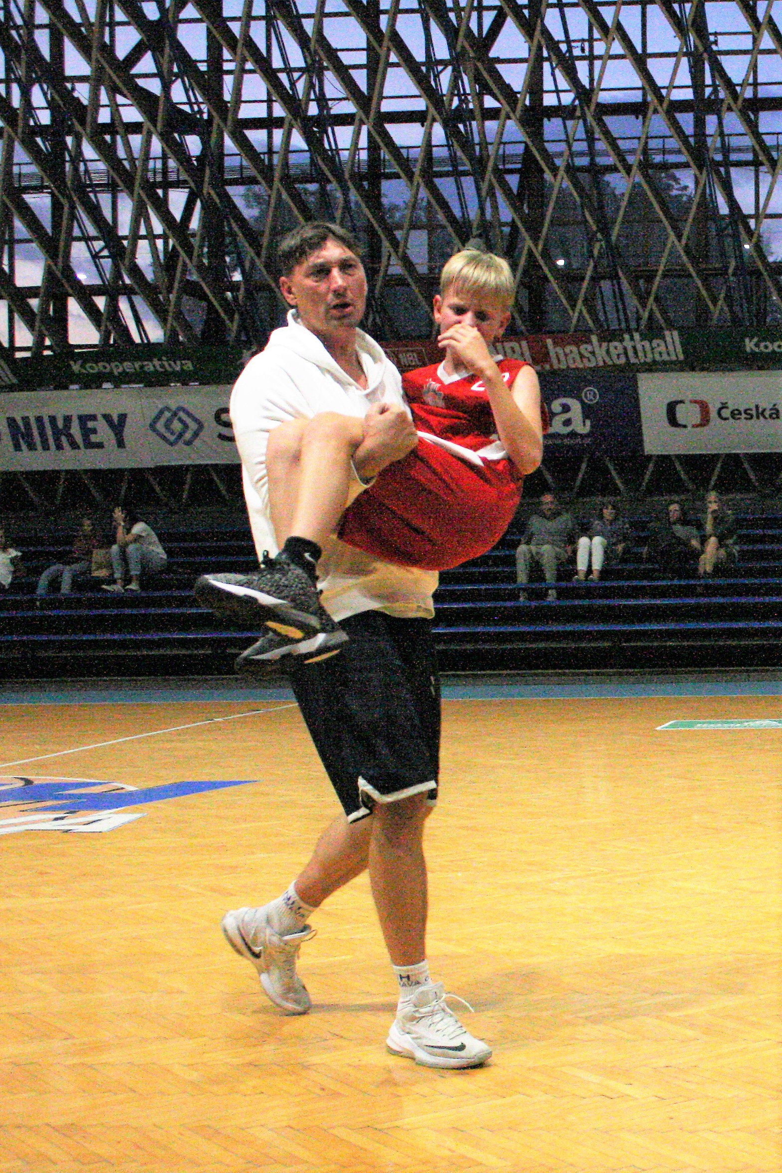 Stejně jako v roce 2019 odnáší Marek Stuchlý našeho hráče na ošetřovnu.