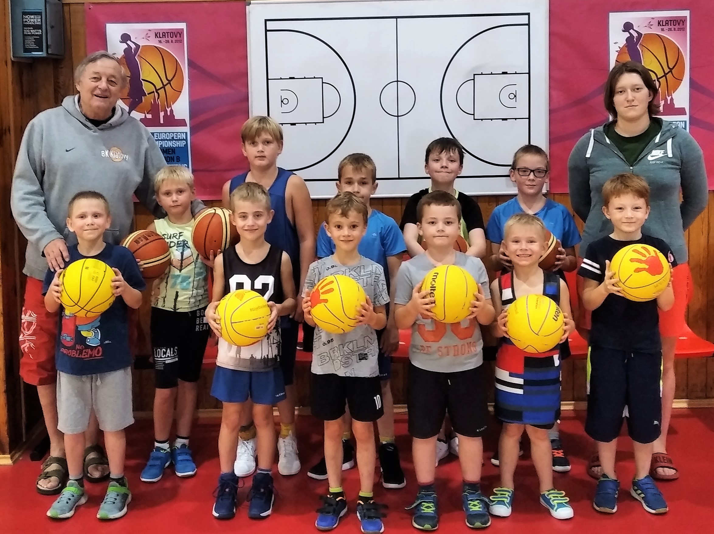 Kamarádi, máte rádi pohyb? Tak přijďte mezi nás na basketbal ! Zvou vás …Přední řada zleva: Dan, Honza 1, Honza 2, David, Štěpán a Adam. Horní řada: trenér Ing.Svojanovský, Gusta, Marek, Kryštof, Karel, Václav a trenérka Zástěrová.