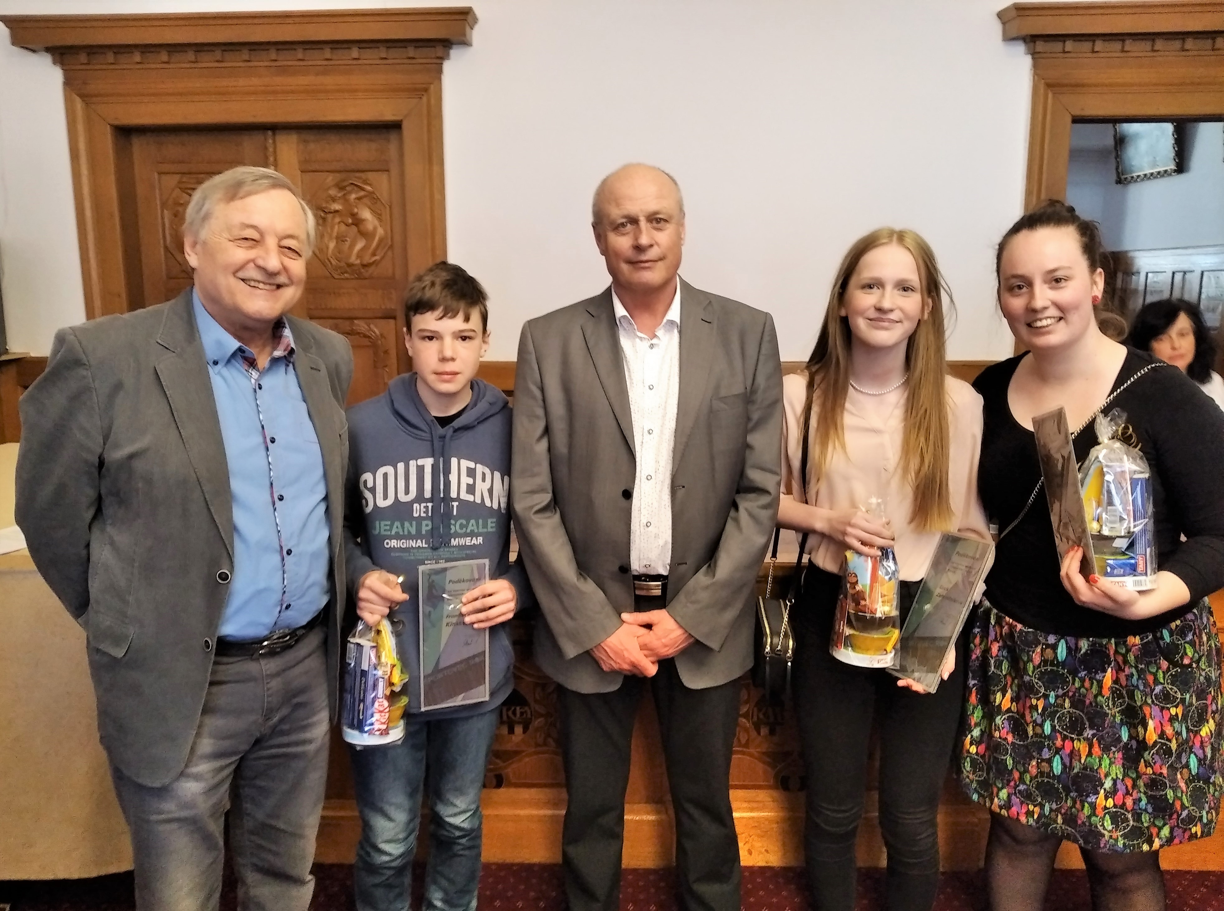 Ocenění basketbalisté společně se starostou Klatov.