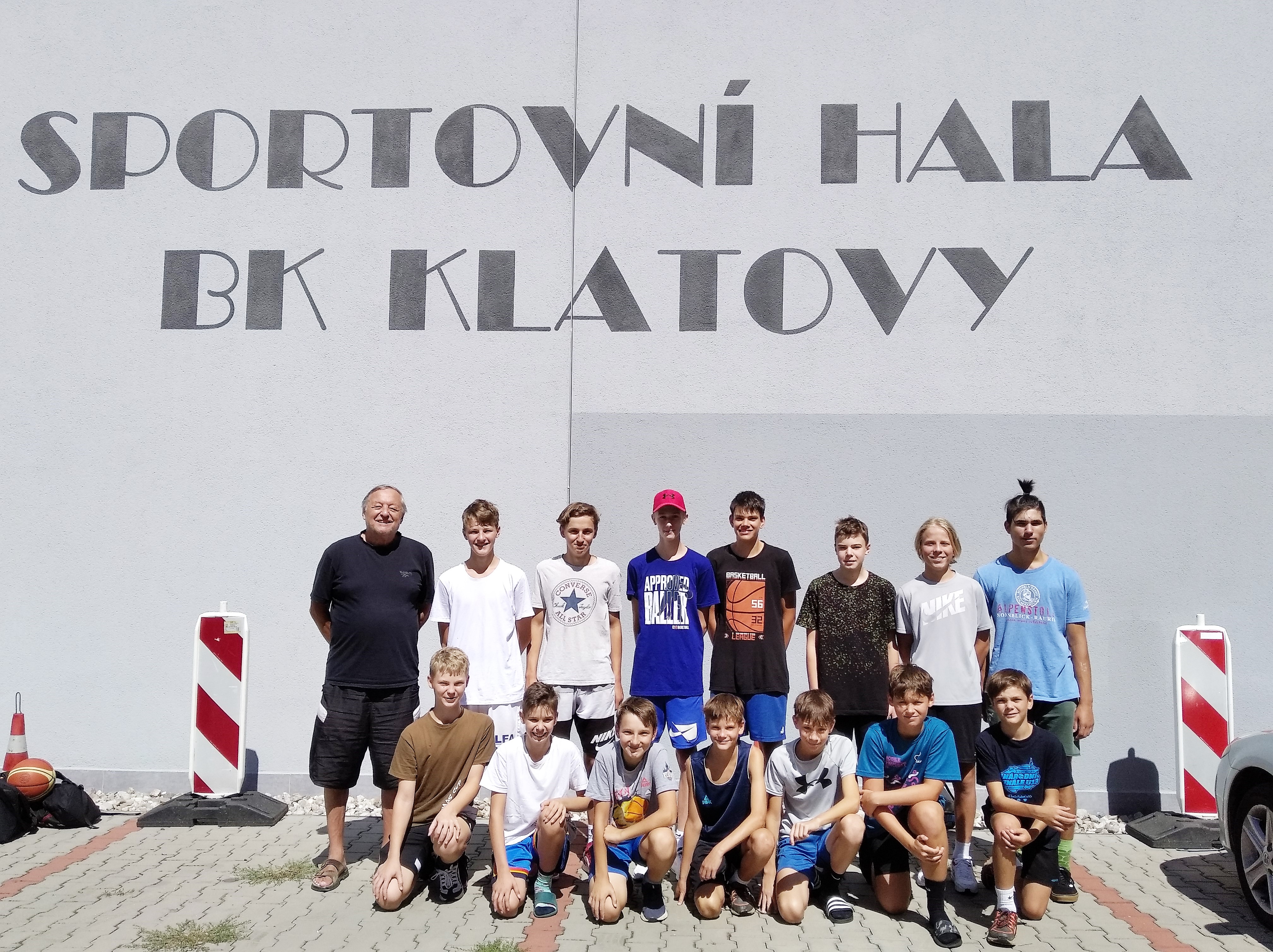 Kluci BK Klatovy z ligových týmů U14 a U15 po úterním ranním tréninku. Přední řada zprava L.Kydlíček, Svoboda, Toman, M.Kydlíček, Pavelec, Kotáb, Ševčík. Zadní řada zprava Kolcki, Šnejdar, Kinský, Kmetek, Veselský, Kodyš, Melka a trenér Ing.Svojanovský.