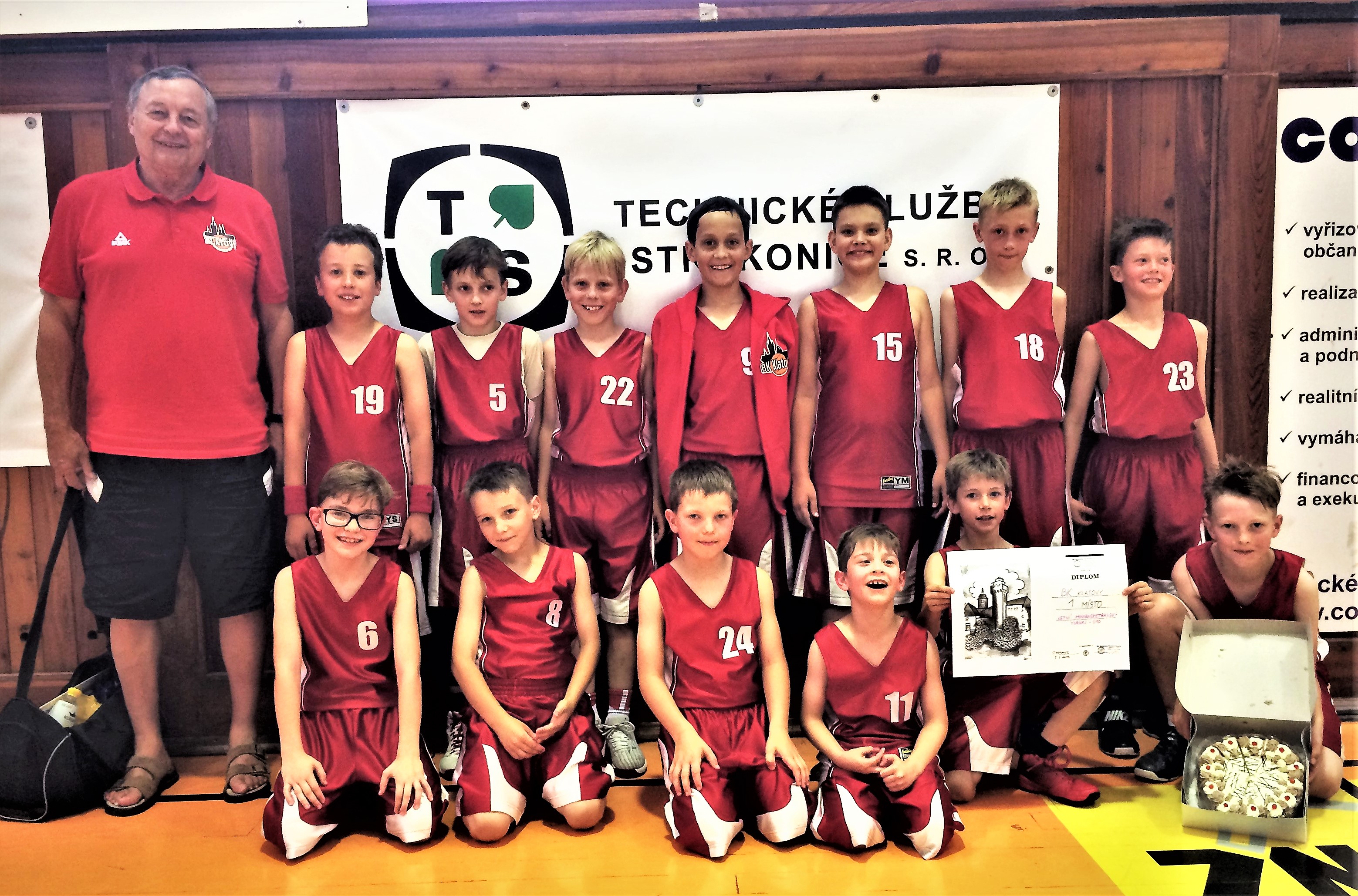 Ilustrační foto z turnaje ve Strakonicích v červnu 2018. Ty, kteří se tehdy podíleli na vítězství v turnaji a ve středu nastoupí najdete na fotografii s č.5 Kodyš, č.22 Šnejdar, č.15 Kmetek, č.18 Veselský, č.23 Šlof Josef, č.6 Kavka, č.8 Pavelec, s diplomem L.Petrovický, s dortem Melka.