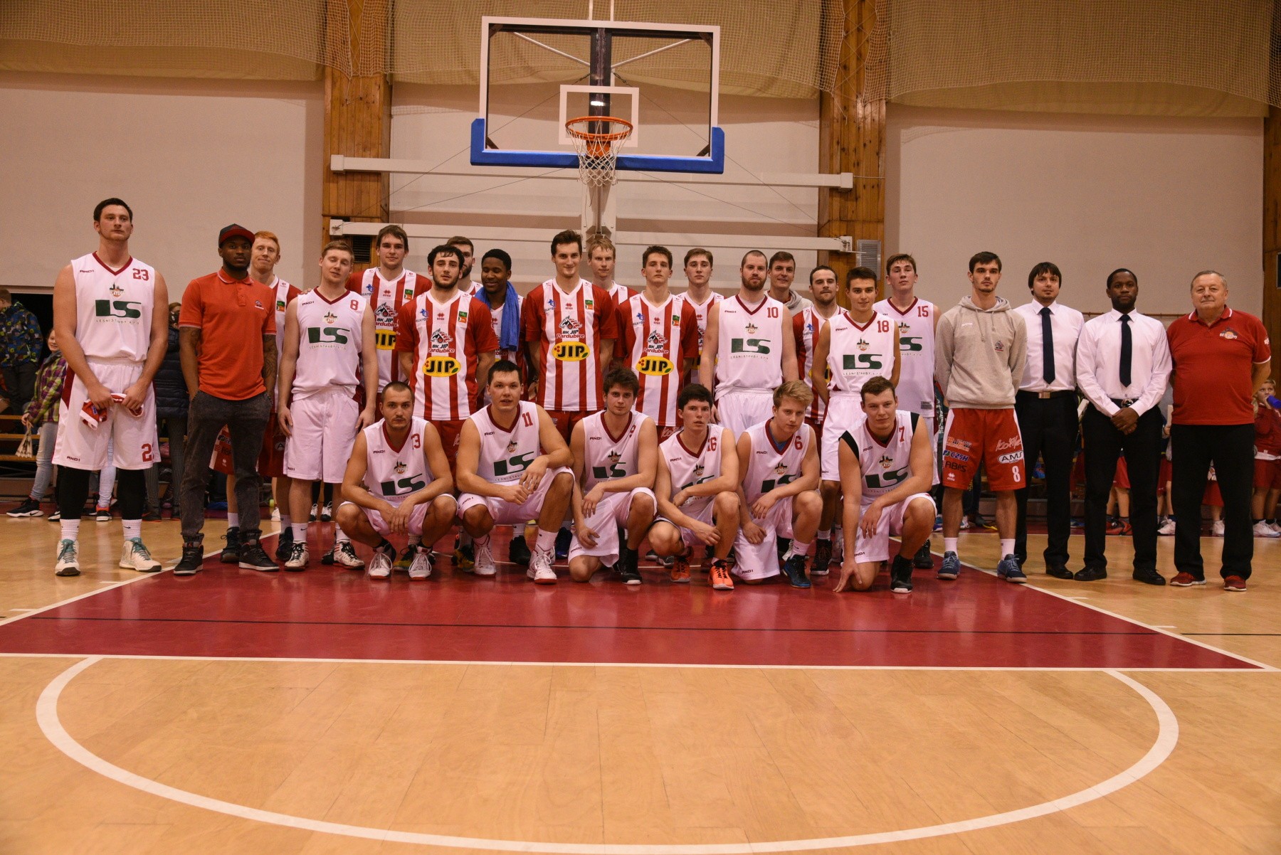 Startuje II.liga mužů. Ilustrační fotografií se vracíme k pravděpodobně největšímu úspěchu klatovského mužského basketbalu v jeho novodobé historii, kdy jsme ve 4.kole Českého poháru přivítali v Klatovech tým Beksa JiP Pardubice. Přejme mladému týmu mužů, aby na tento úspěch navázal.