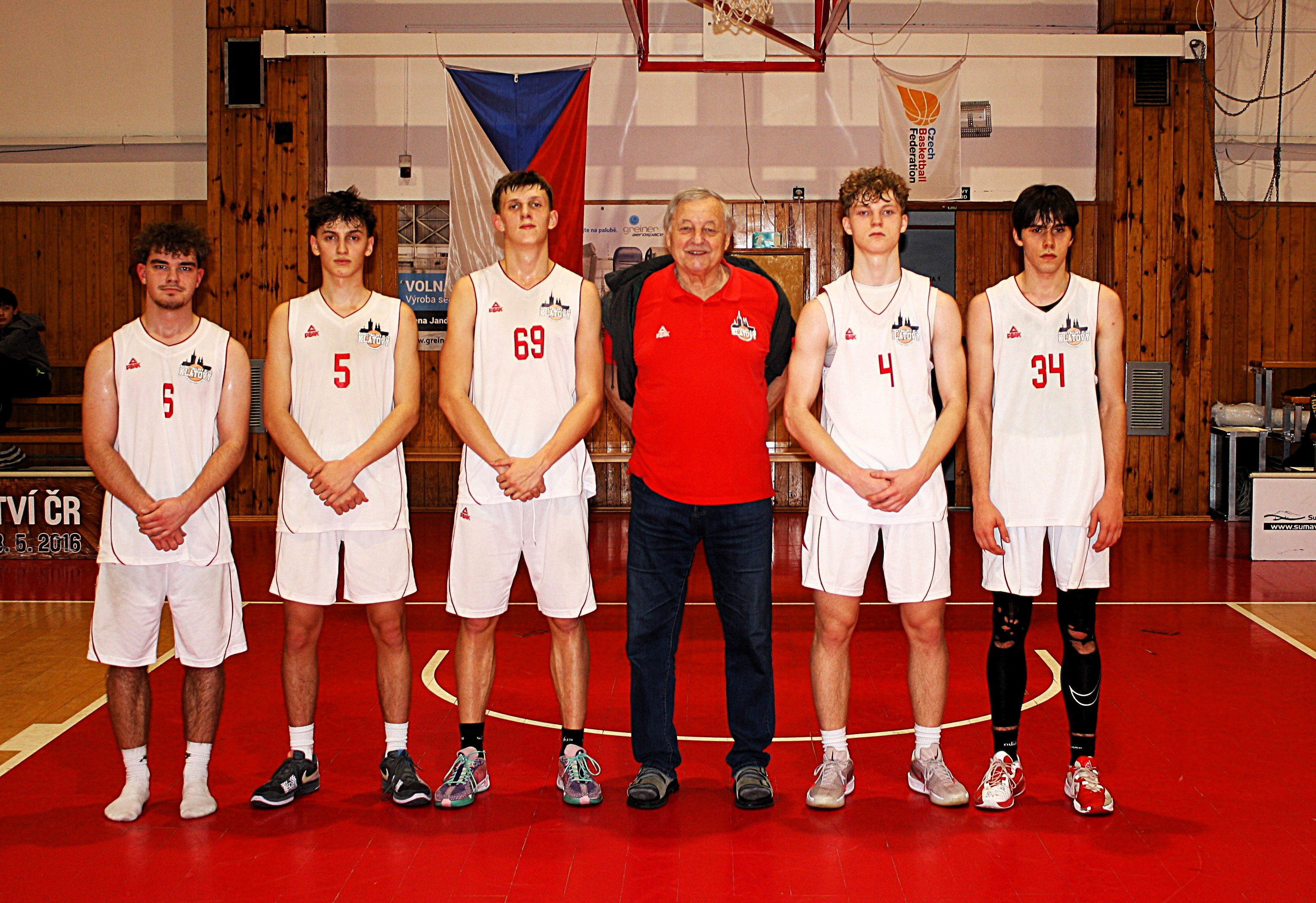 Junioři U19 po vítězství nad SKB Rokycany - zleva 6 Kavka, 5 Kodyš, 69 kapitán týmu Žák, trenér Ing.Svojanovský, 4 Ševčík, 34 P.Kotáb. Chybí Melka, F.Kinský, Kolacki, Mráz a Zub