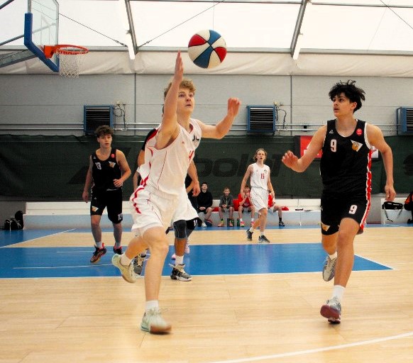 Saša Ševčík (v bílém) z kadetů U17 patřil v Domažlicích k nejlepším hráčům našeho týmu mužů 