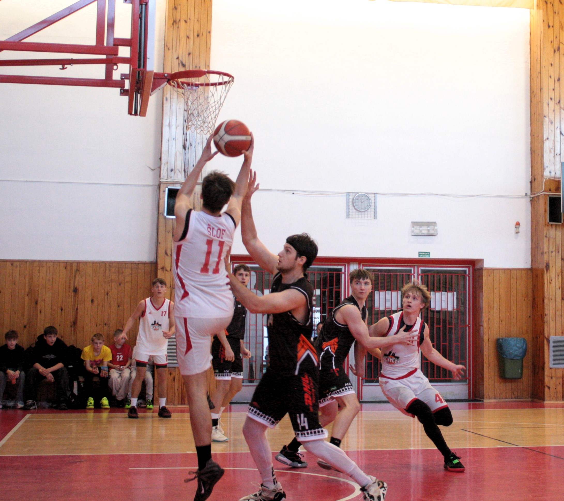 Pepa Šlof  měl skvělý nástup, pak však trpěl u trestných hodů (8/1).