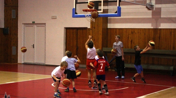 Ha Husáku se v neděli ráno skotačilo.