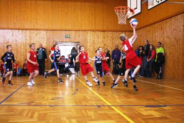 Na Easter Cupu se v našem týmu představili vedle hráčů roč.2006 - doskakující Stýblo (18) a Kinský (11) také např. Pavelec (12) roč. 2009 a střílející Kavka roč.2008.
