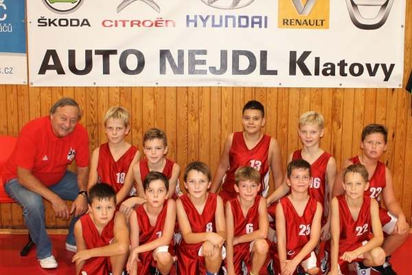 Pod reklamním panelem jednoho z významných obchodních partnerů klubu to našim nejmladším minižákům sluší.