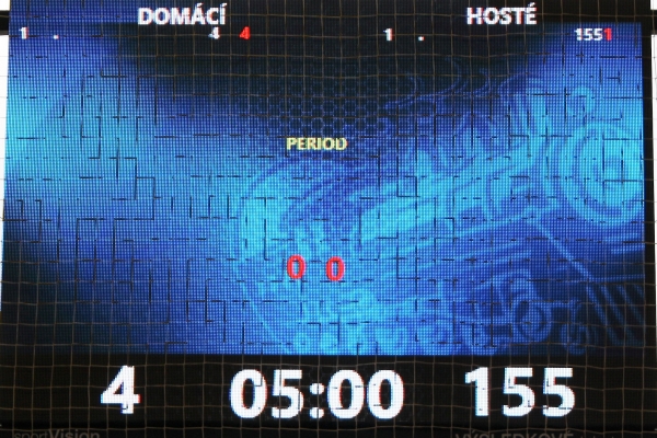 Světelná tabule v plzeňské hale po skončení prvního utkání.