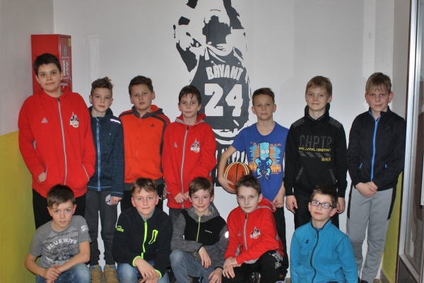 Vítězstvími v Rokycanech uctil náš tým U11 památku Kobe Bryanta, kterého mají domácí na zdi v hale.