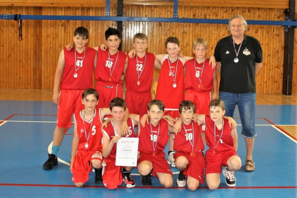 Vítězný tým turnaje SpS U13 BK KLATOVY. Zleva klečí: Jan Kodyš, Josef Šlof, Radek Pavelec, Kryštof Kotáb, František Kinský. Horní řada zleva: Štěpán Kmetek, Viktor Kolacki, David Pícka, Jaroslav Melka, Filip Šnejdar a trenér Ing.Svojanovský. 