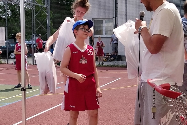 Nejlepší střelec v kat.U11 Jan Šlof si jde pro cenu.