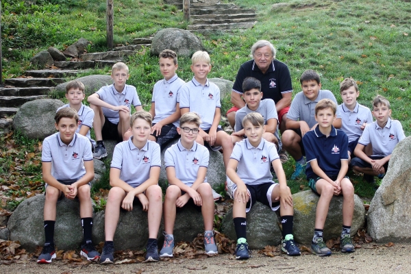 Tým BK Klatovy, účastník Ligy U14. Spodní řada zleva: Kodyš, Melka, Kavka, Pavelec, Kydlíček. Horní řada: Šlof, Veselský, Prošek, Šnejdar, Kolacki, trenér Ing.Svojanovský, Kmetek, Kinský, Kotáb. 