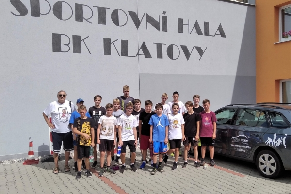 Hojná účast na trénincích je už i před soustředěním. Kluci U12, U13 a U14 po návratu z kondičního tréninku na Hůrce.