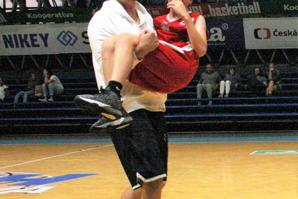 Stejně jako v roce 2019 odnáší Marek Stuchlý našeho hráče na ošetřovnu.