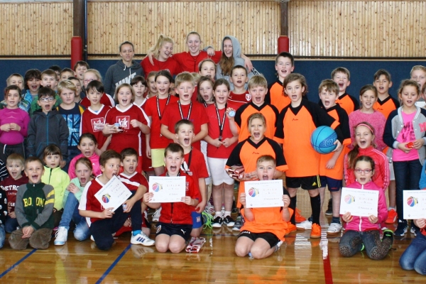 Zimní a jarní turnaje pro žáky 1-3.tříd a 4-5.tříd přivedly k basketbalu řadu dětí. Foto z roku 2016.