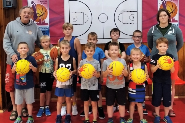 Kamarádi, máte rádi pohyb? Tak přijďte mezi nás na basketbal ! Zvou vás …Přední řada zleva: Dan, Honza 1, Honza 2, David, Štěpán a Adam. Horní řada: trenér Ing.Svojanovský, Gusta, Marek, Kryštof, Karel, Václav a trenérka Zástěrová.