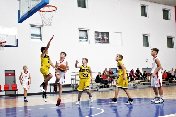 Útočnou akci BK Klatovy v utkání se Sršni Písek zakončuje Honzík Šlof (roč.2011), přihlížejí vlevo Vojta Theimer (roč.2011) a vpravo Jakub Svoboda (roč.2010).