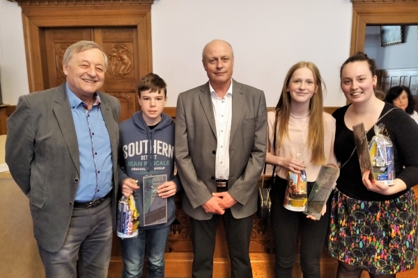 Ocenění basketbalisté společně se starostou Klatov.