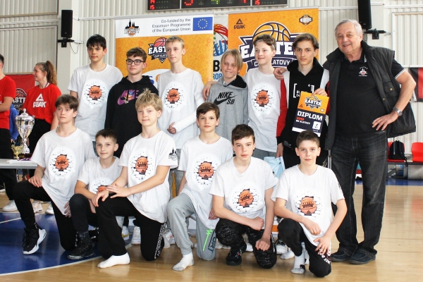 Nejlepší český tým U14 na Easter Cupu 2022. Zleva dole Šlof, Pavelec, Ševčík, Kydlíček, Kinský, Kotáb. Zleva nahoře Kmetek, Kavka, Veselský, Šnejdar, Melka, Kodyš a trenér Ing.Svojanovský.  