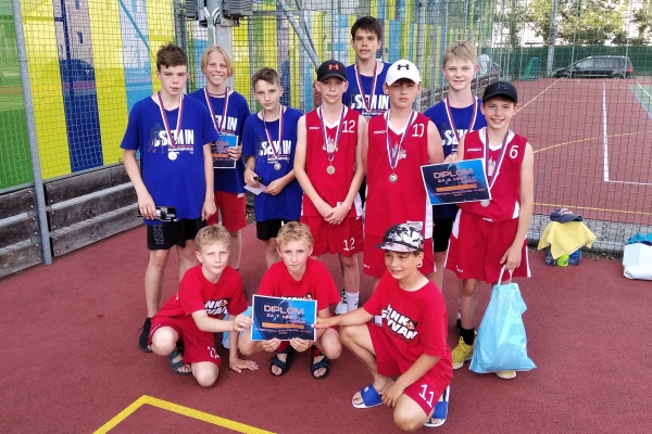 11 účastníků Streetu 2022 v Plzni z našeho klubu. Chybí Jan Šlof, zraněný v průběhu turnaje.