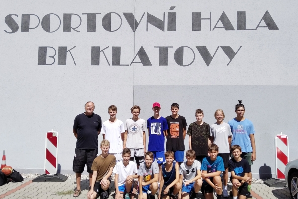 Kluci BK Klatovy z ligových týmů U14 a U15 po úterním ranním tréninku. Přední řada zprava L.Kydlíček, Svoboda, Toman, M.Kydlíček, Pavelec, Kotáb, Ševčík. Zadní řada zprava Kolcki, Šnejdar, Kinský, Kmetek, Veselský, Kodyš, Melka a trenér Ing.Svojanovský.