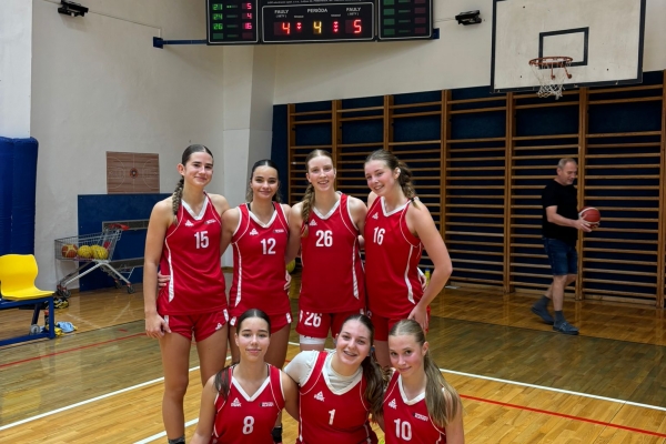 Sedm statečných klatovských juniorek po zápase v Benešově