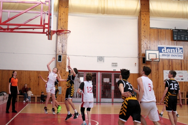 M.Theimer držel tým U14 v ligovém utkání nad vodou během I.čtvrtiny